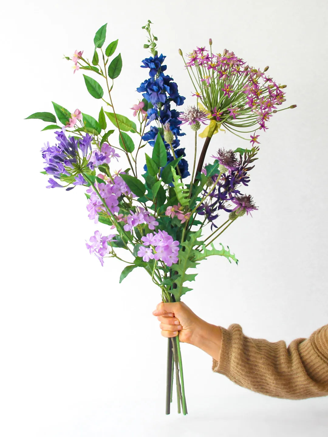 Zijden boeket Nora met paarse Allium en blauwe Delphinium