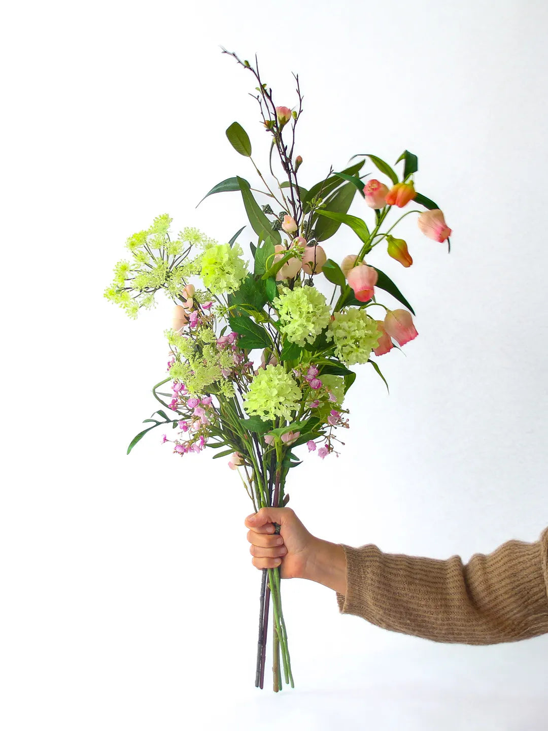 Zijden boeket Bo met roze Sandersonia en witte Dille
