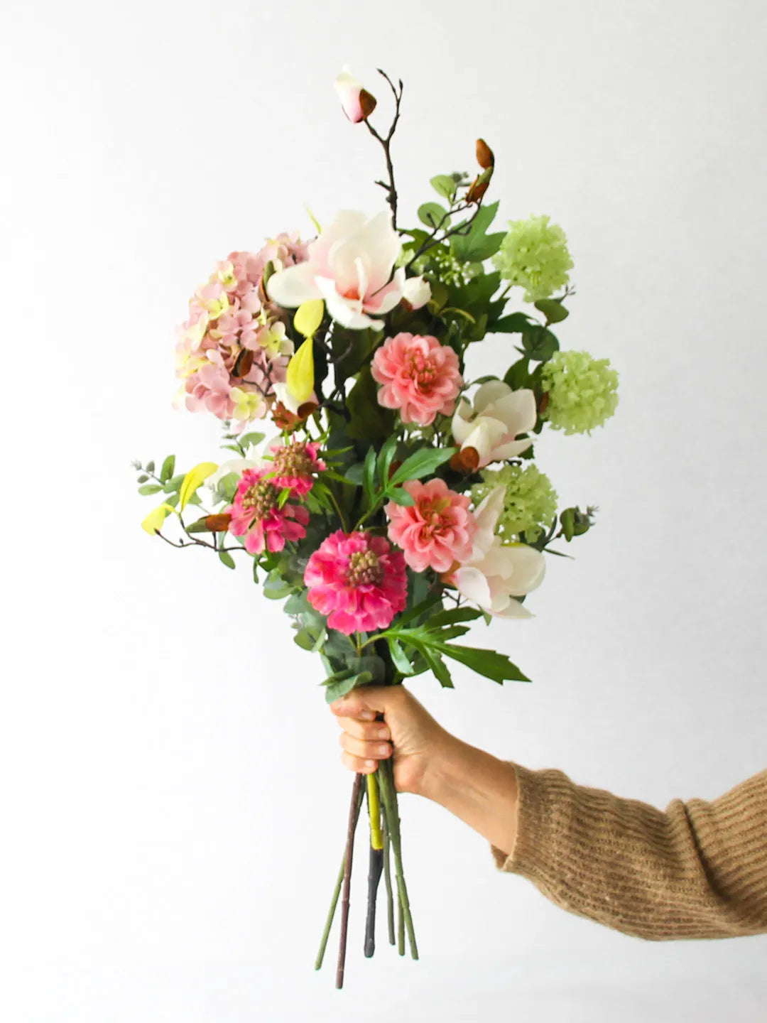 Zijden boeket Mila met roze Magnolia en Hydrangea