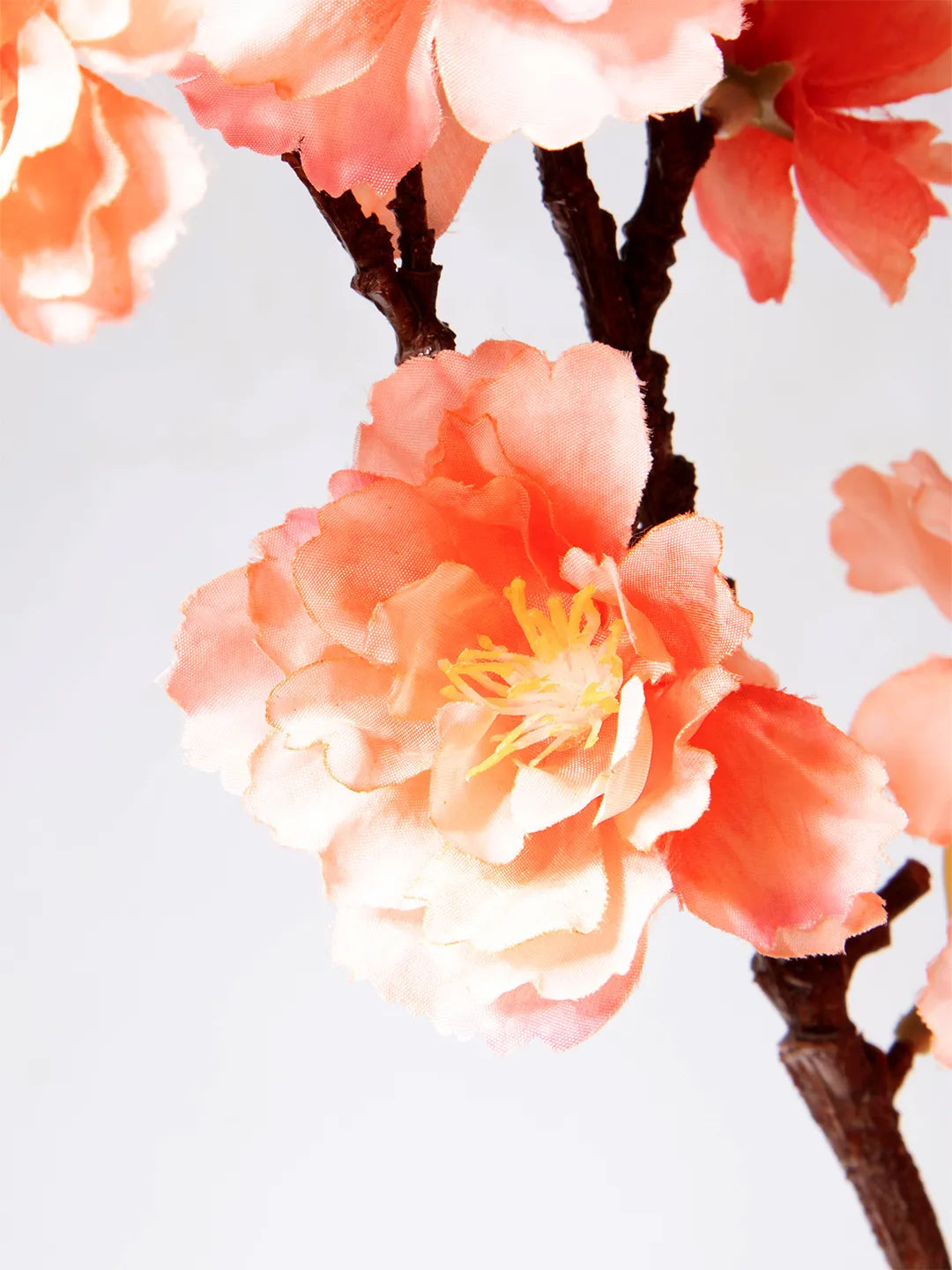 Detail van zijden Cherry Blossom bloem in koraalkleur