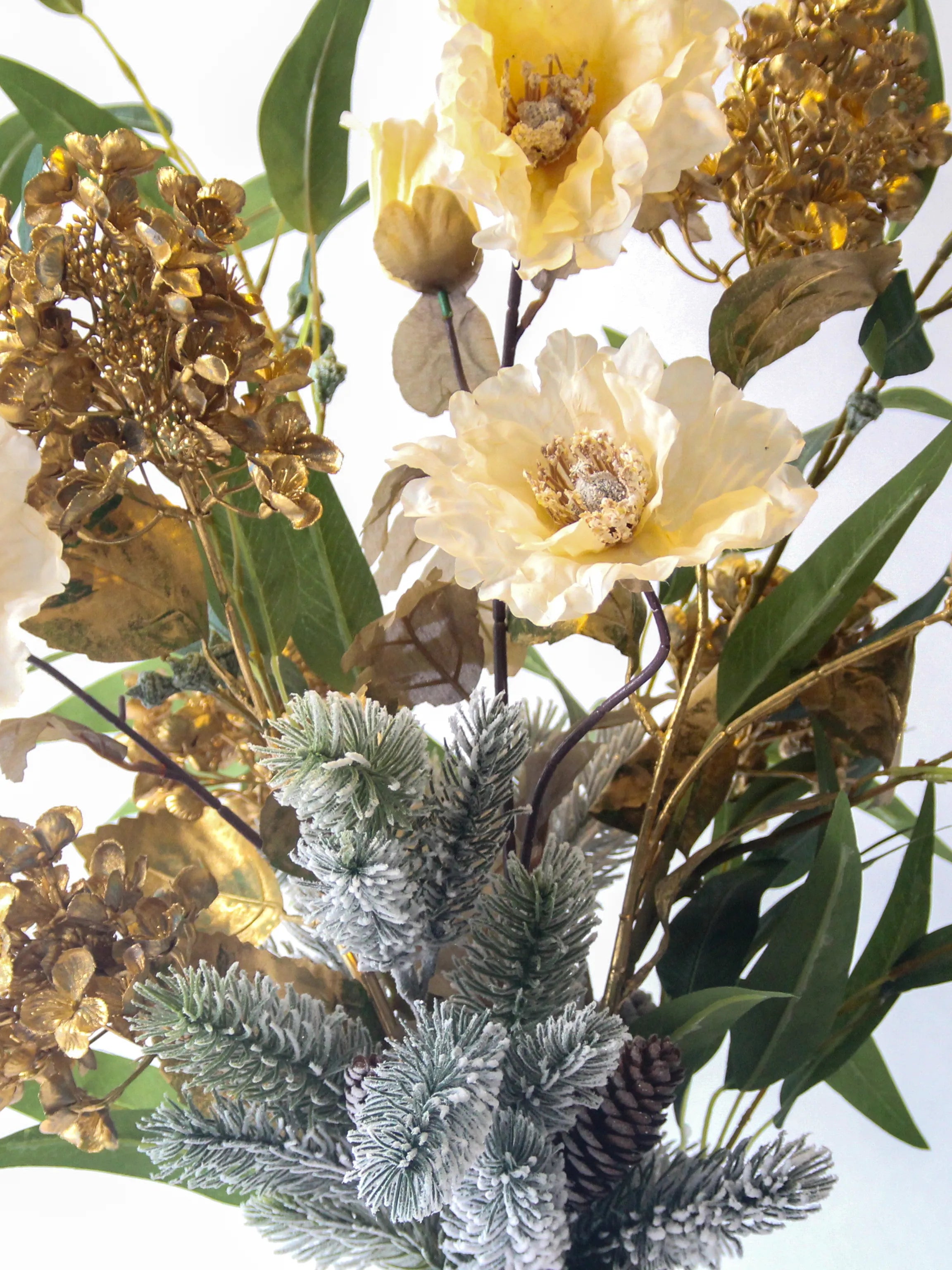 Winterboeket met gouden hydrangea, besneeuwde nordmann en groene bladeren in witte vaas – 75 cm hoog