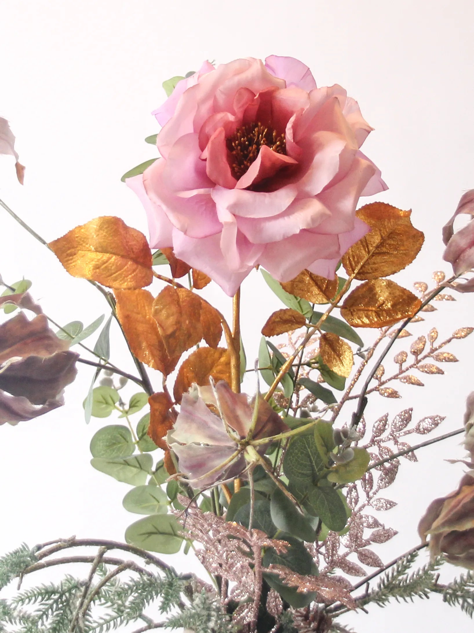 Zijden boeket Halo met besneeuwde dennentak en oudroze rozen in beige vaas – 75 cm hoog