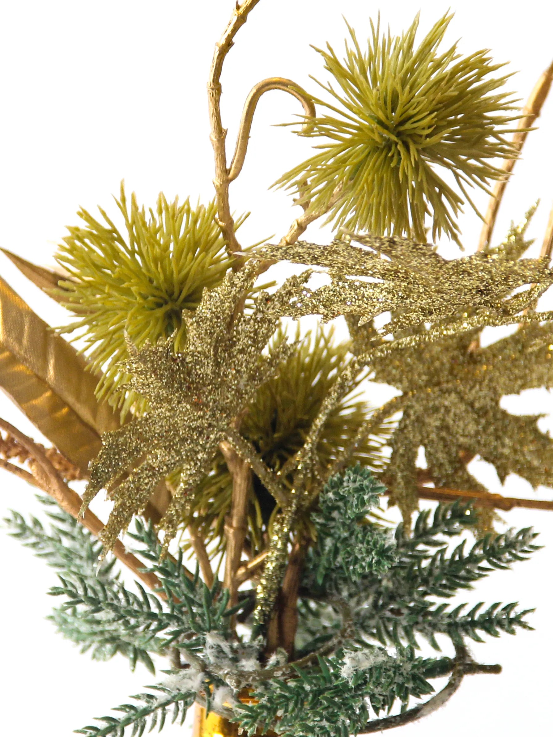 Zijden boeket Silent Star met elzentak gold en besneeuwde Pinus in gouden glazen kerstboomvaas – 40 cm hoog