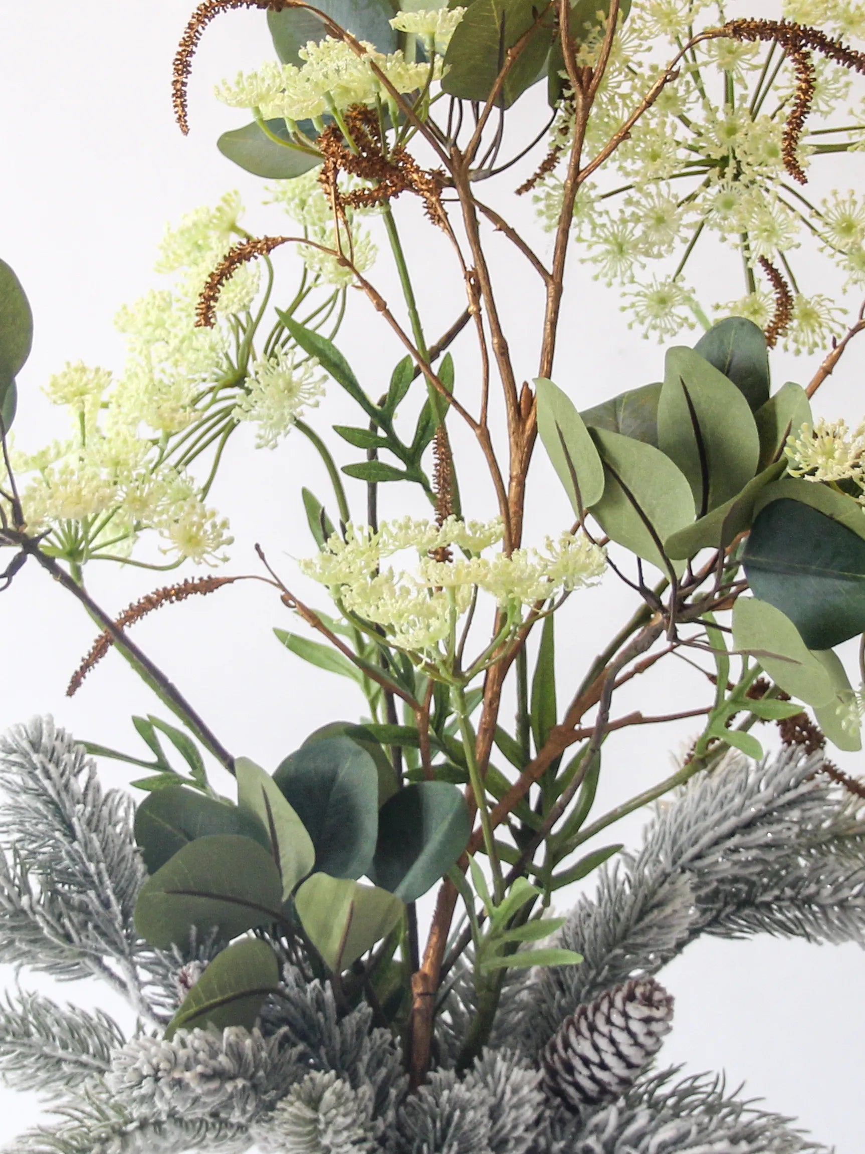 Zijden winterboeket Snowy met gouden elzentak en groene accenten in beige vaas – 85 cm hoog