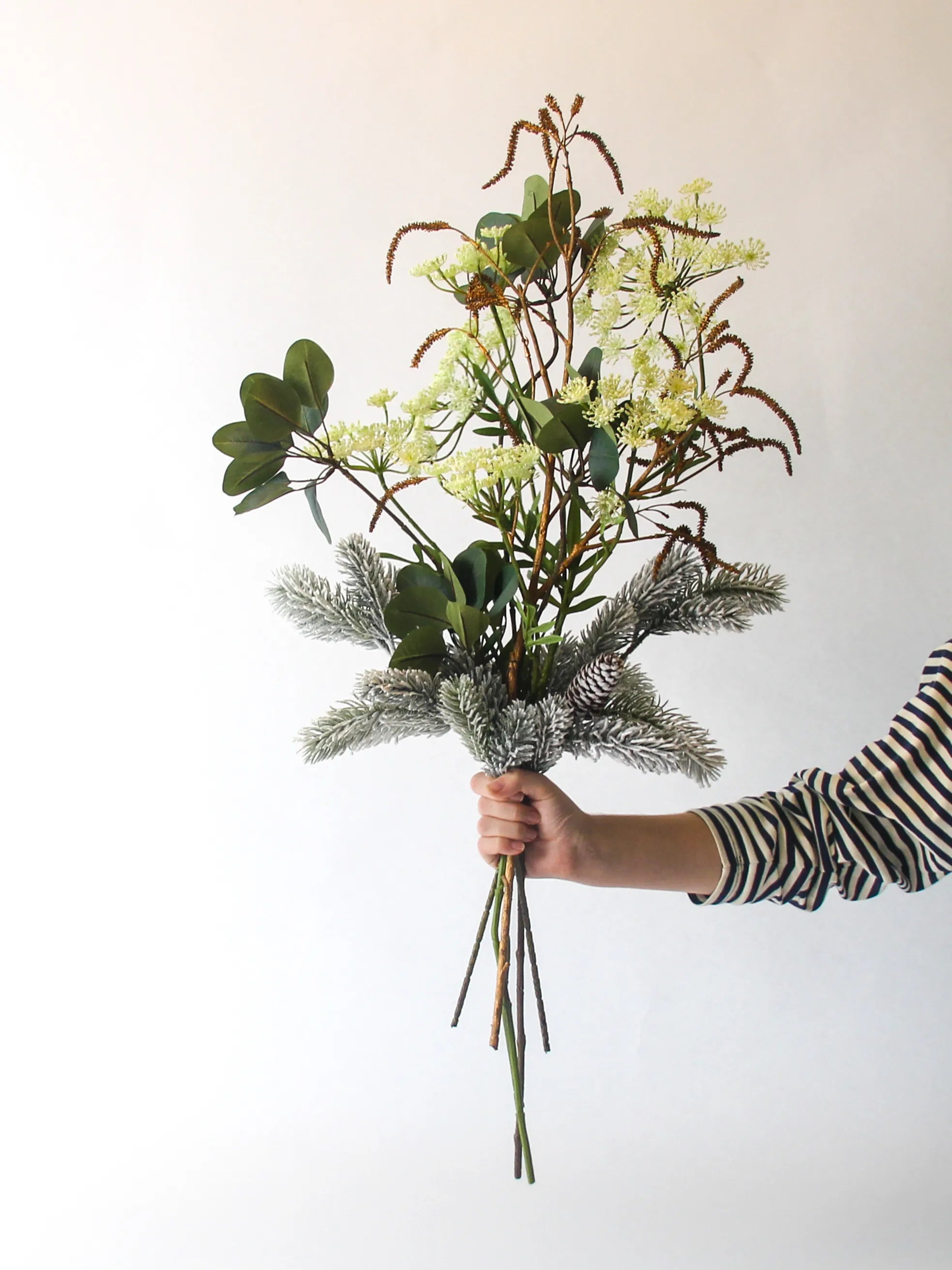 Zijden winterboeket Snowy met gouden elzentak en groene accenten in beige vaas – 85 cm hoog