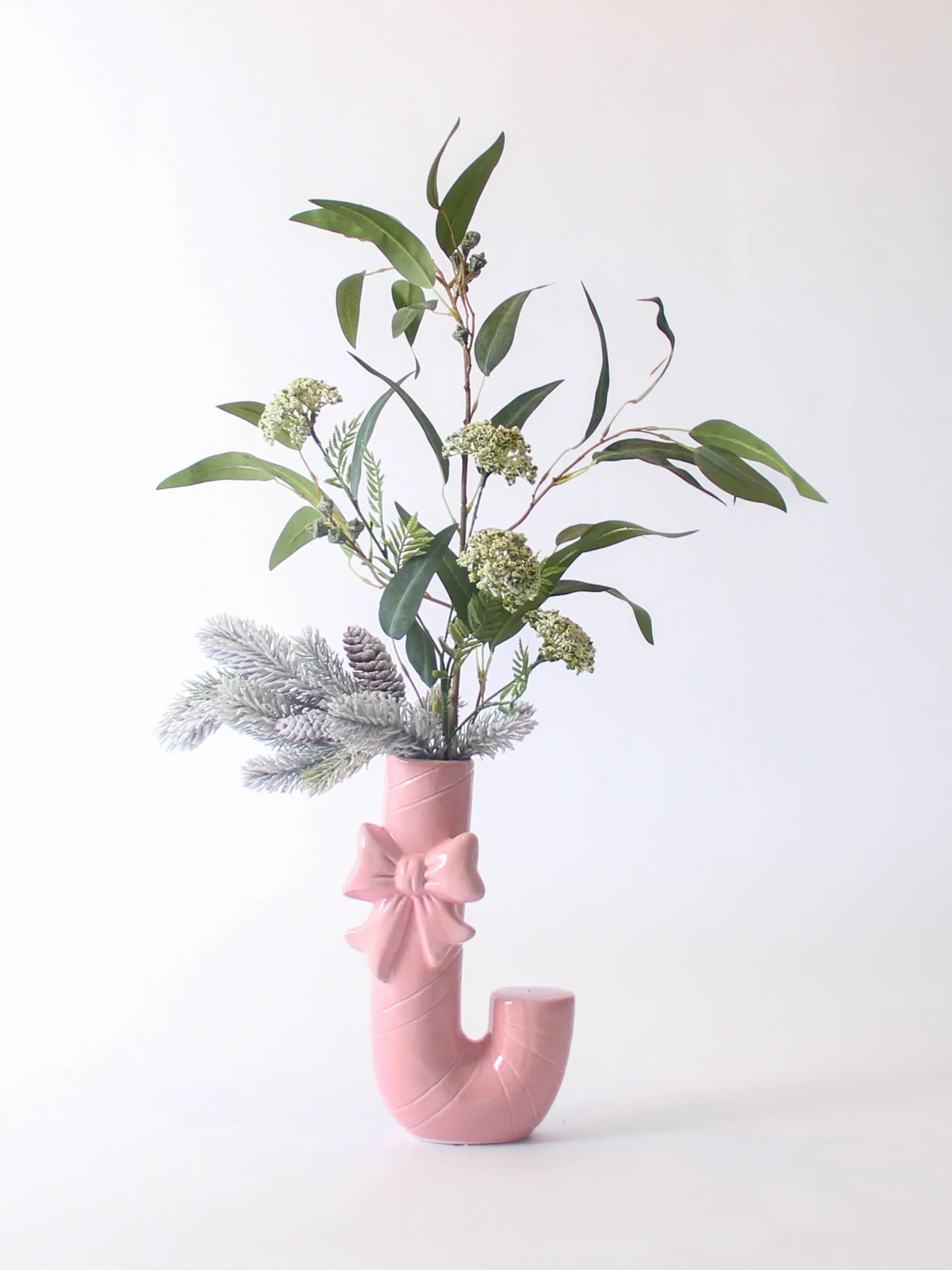 Zijden boeket Winter Romance met besneeuwde Nordman-tak en crème Achillea in roze vaas – 75 cm hoog