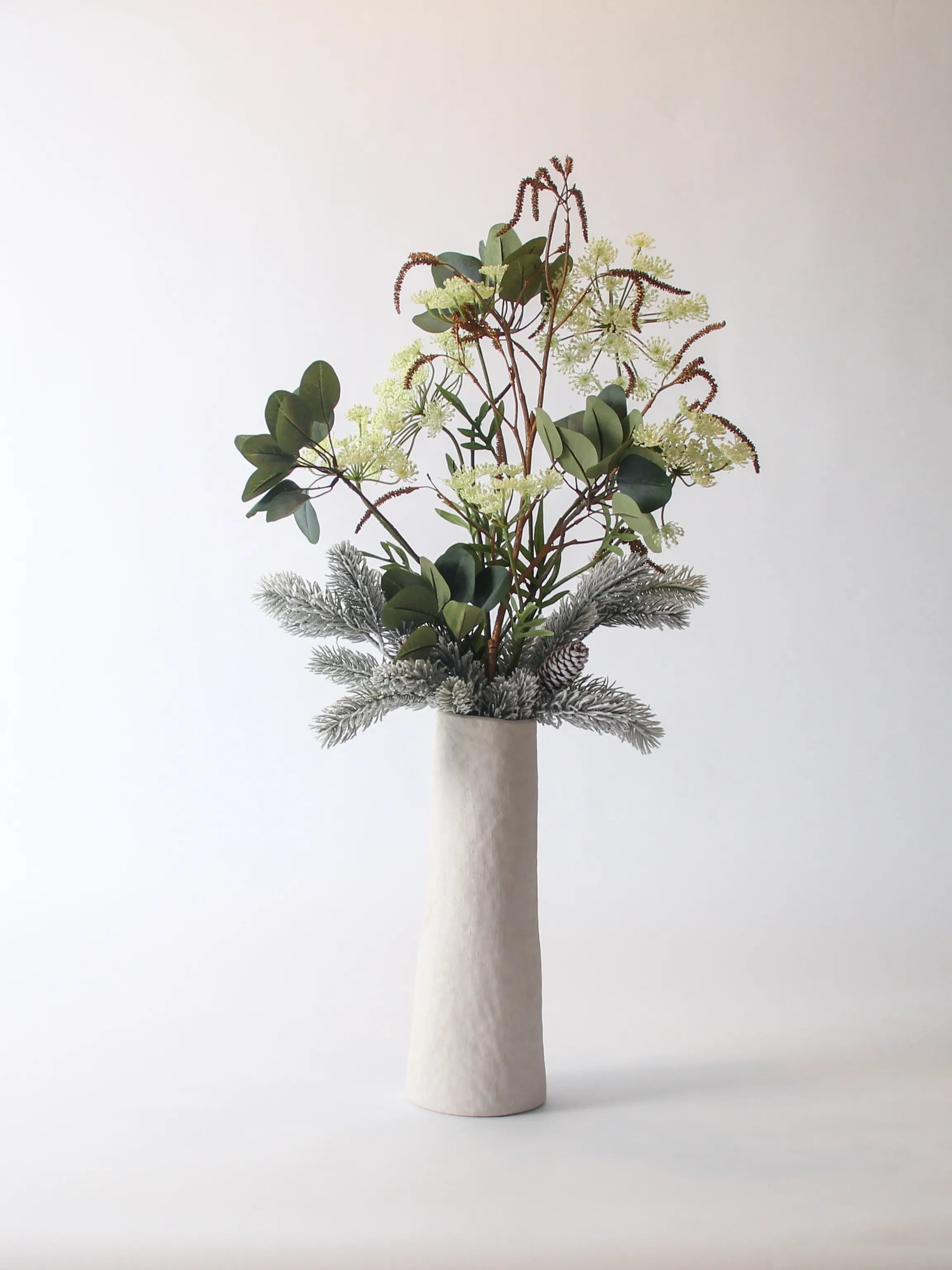 Zijden winterboeket Snowy met gouden elzentak en groene accenten in beige vaas – 85 cm hoog