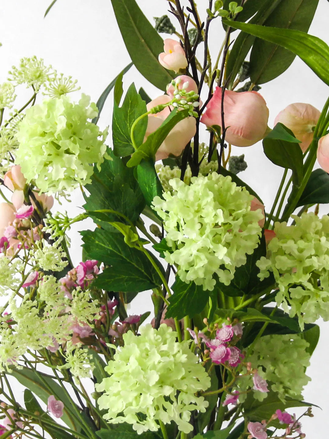 Zijden boeket Bo met roze Sandersonia en witte Dille