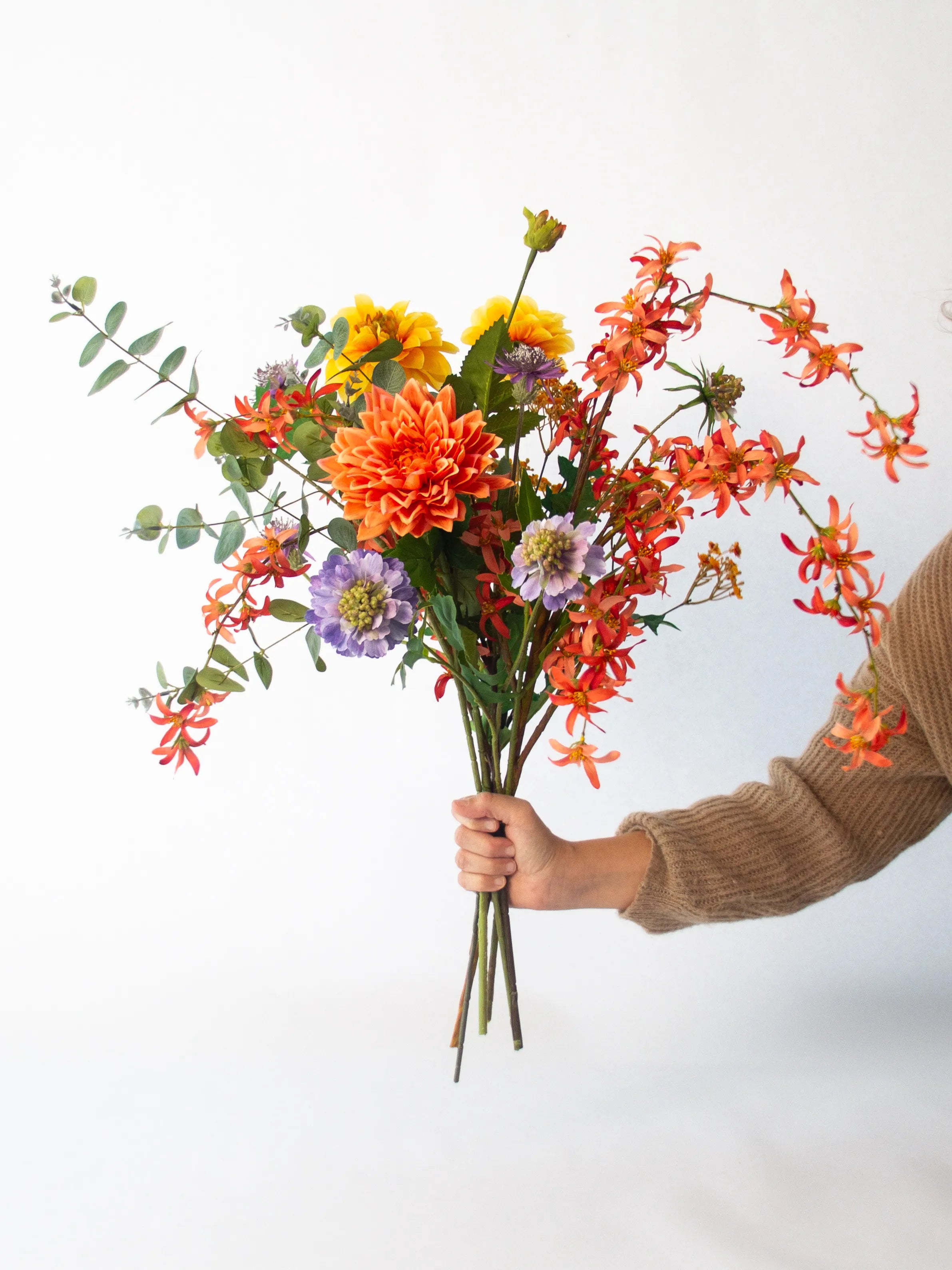 Zijden boeket Aurora met oranje dahlia en paarse distel – 80 cm