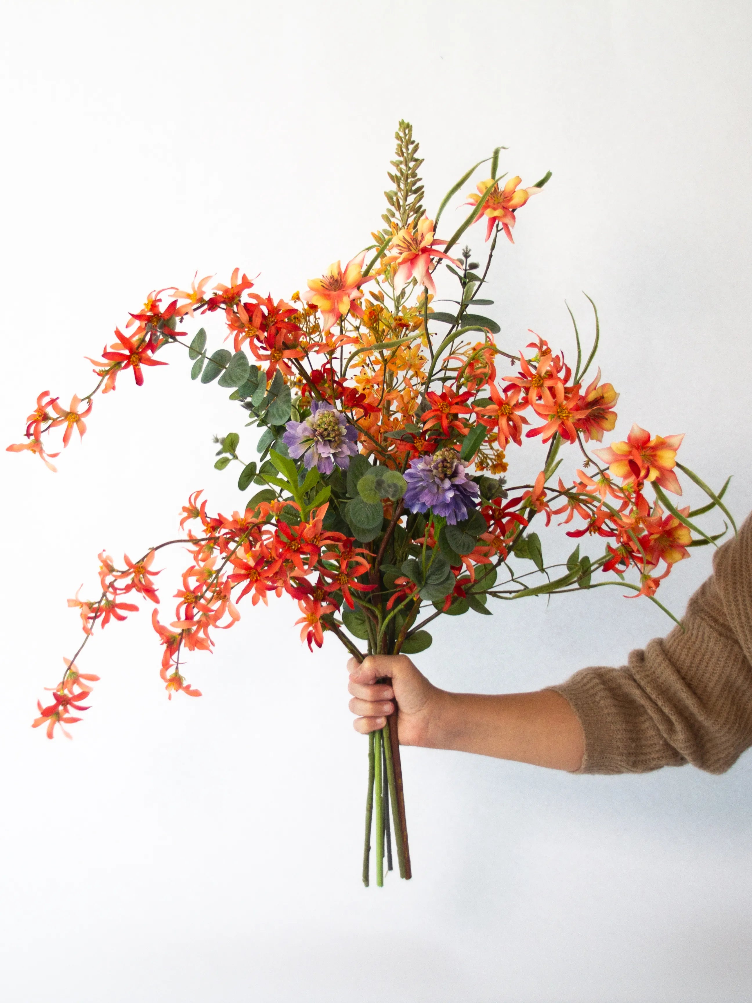 Zijden herfstboeket Blaze met oranje Eremurus en Aquilegia – 85 cm