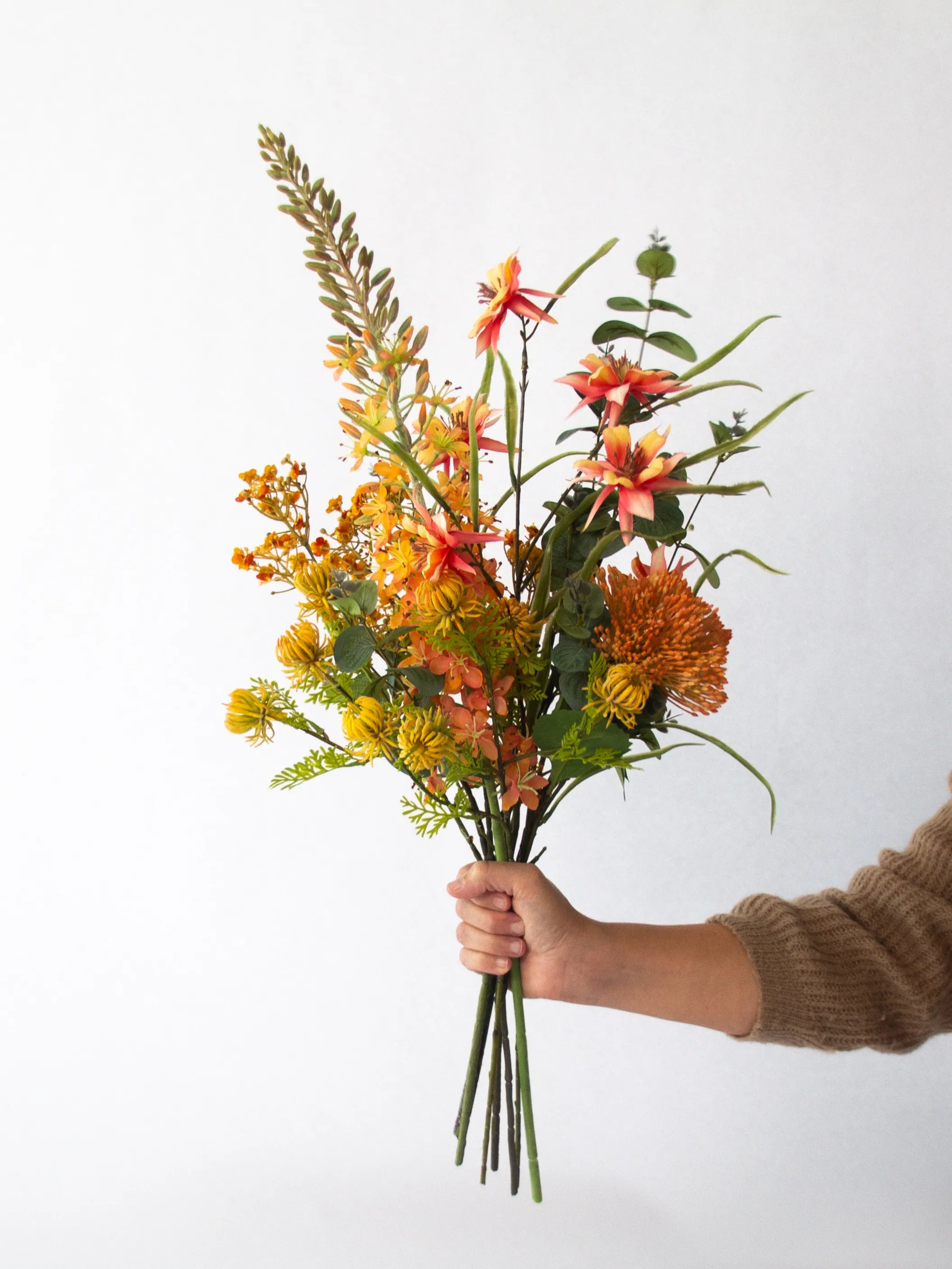 Zijden herfstboeket Faya met peach Sedum en oranje Eremurus – 80 cm