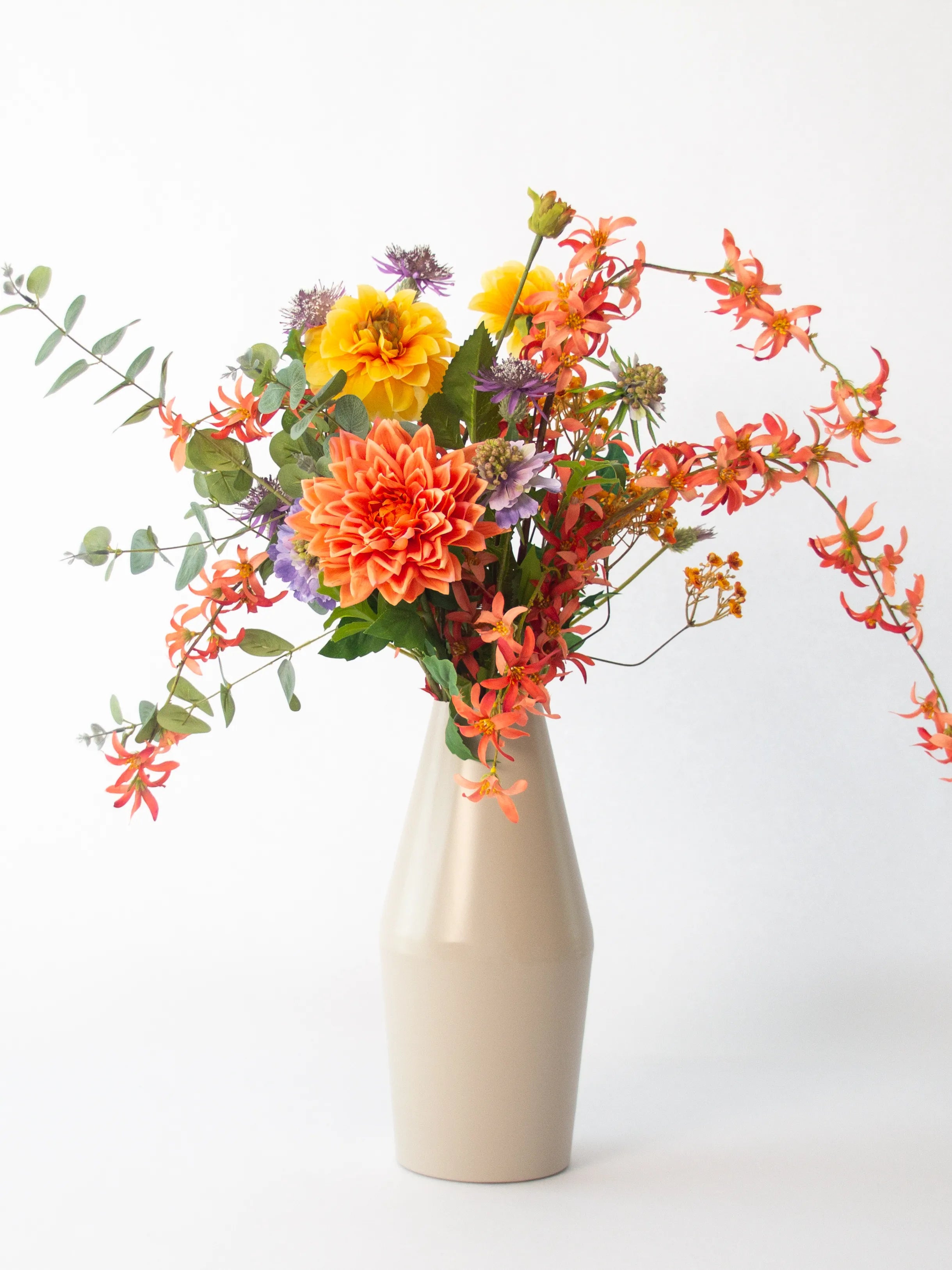 Zijden boeket Aurora met oranje dahlia en paarse distel – 80 cm