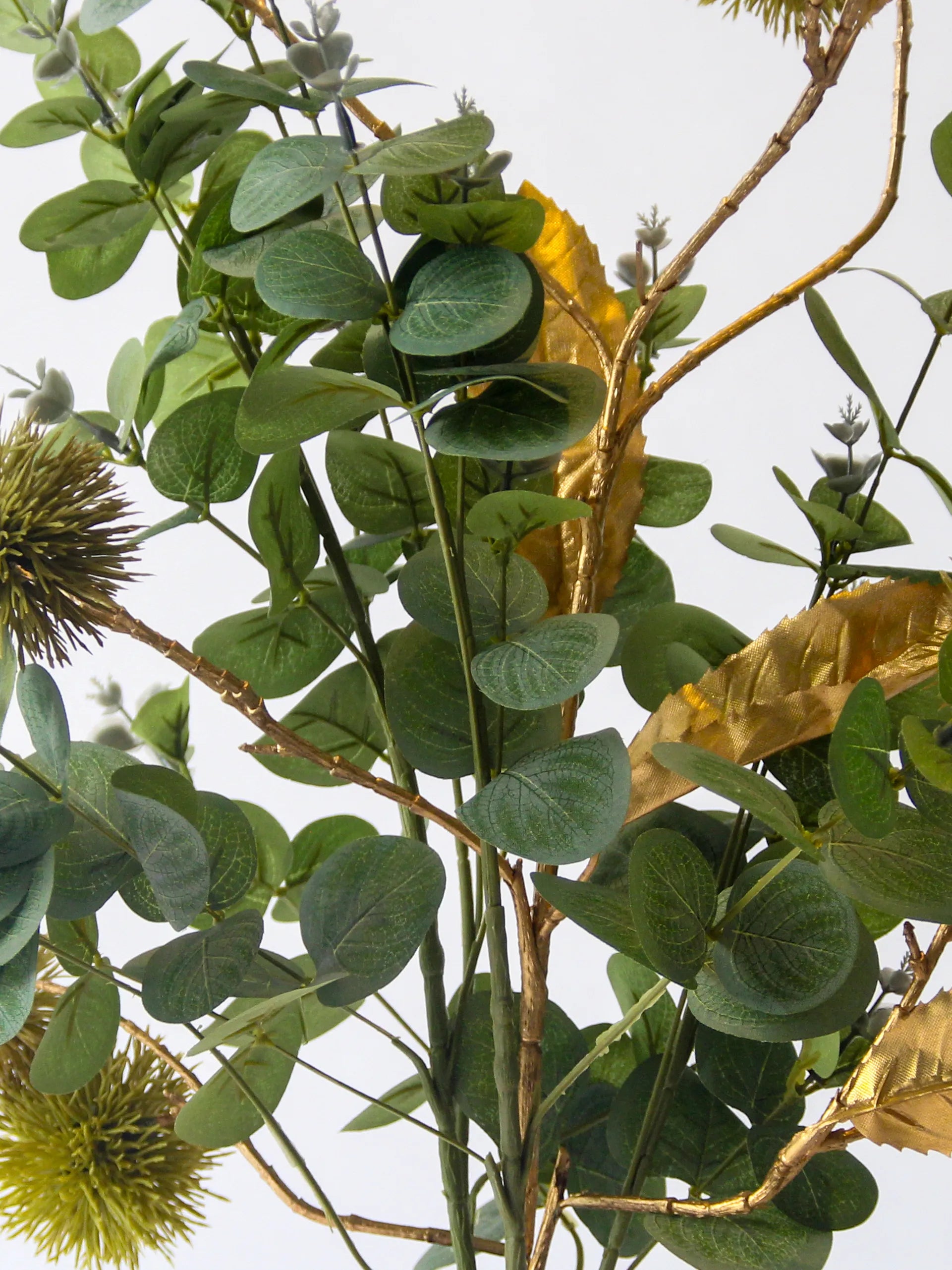 Zijden boeket Candy Christmas met gouden Plataanbolletjes in rood-wit gestreepte candy vaas – 80 cm hoog