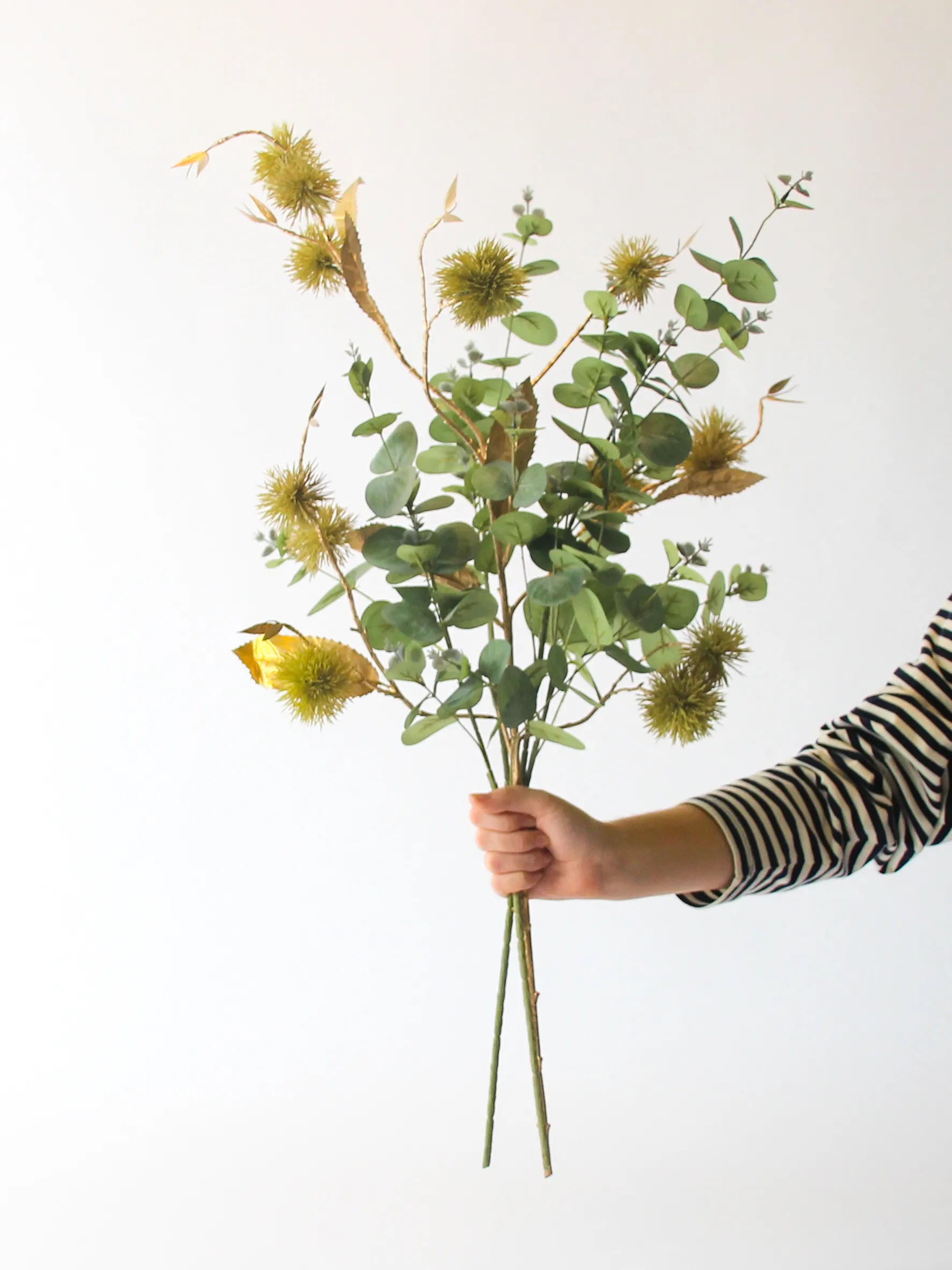Zijden boeket Candy Christmas met gouden Plataanbolletjes in rood-wit gestreepte candy vaas – 80 cm hoog