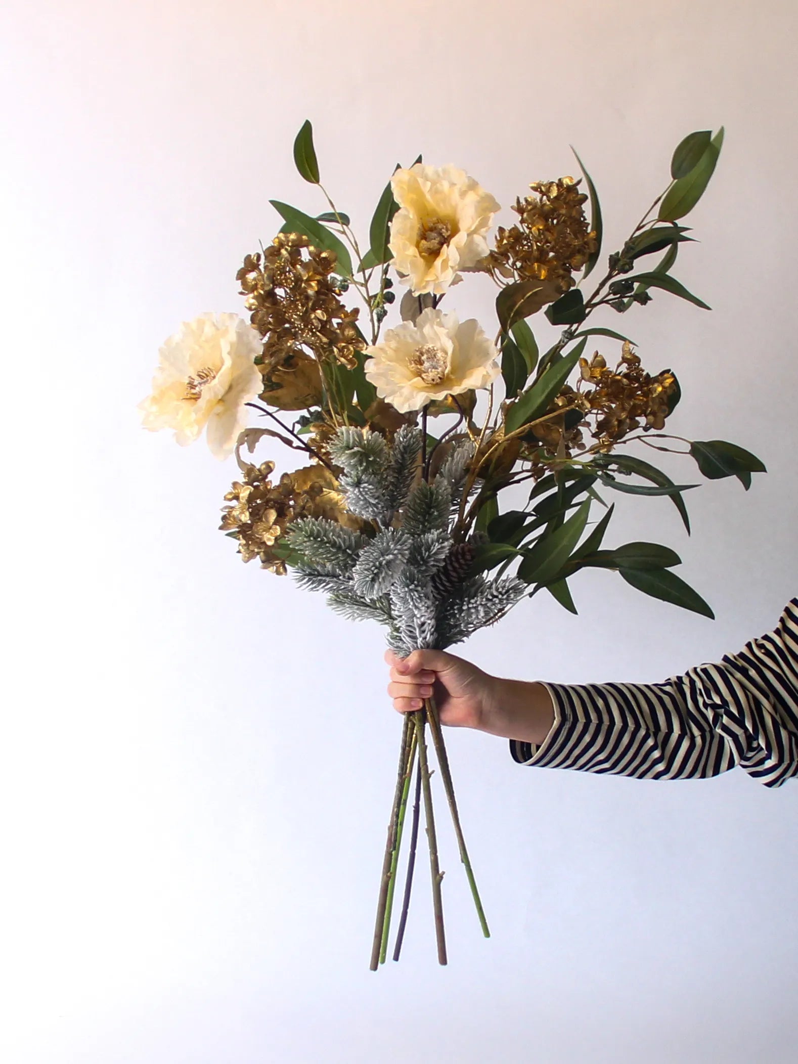 Winterboeket met gouden hydrangea, besneeuwde nordmann en groene bladeren in witte vaas – 75 cm hoog