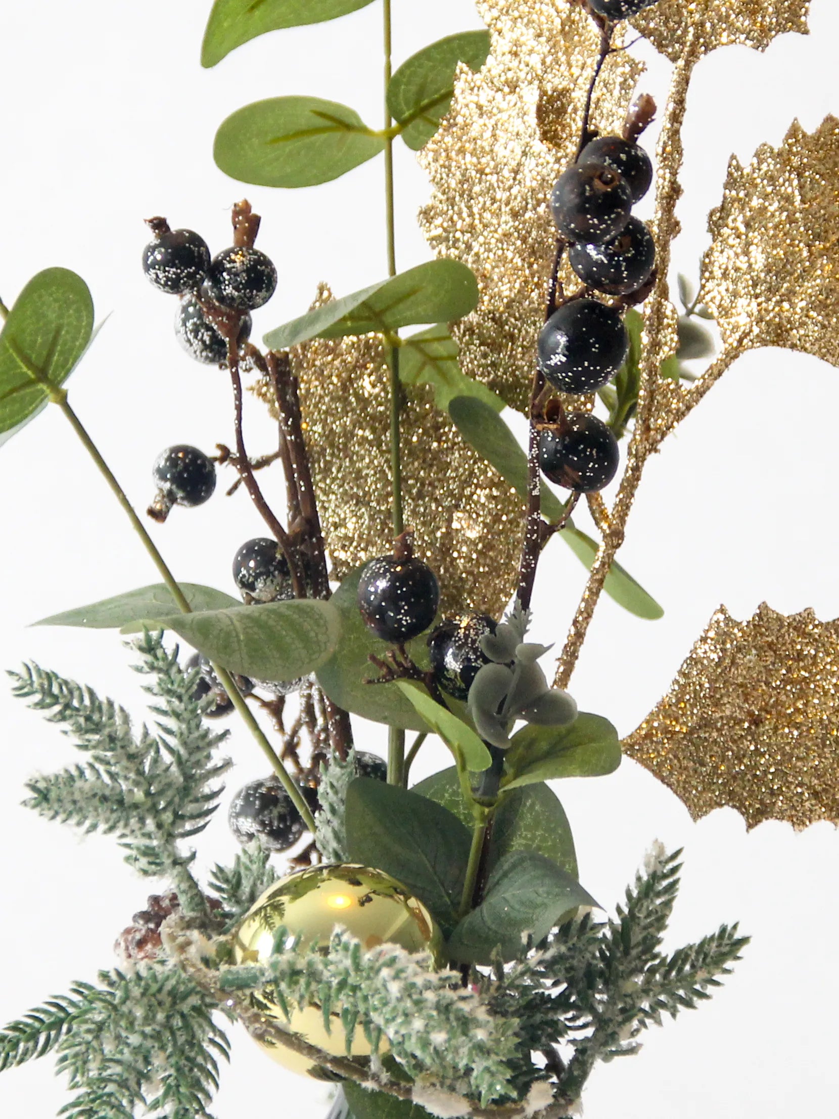 Zijden kerstboeket Frosted Pine met sparkle blackberry stelen in groene glazen vaas in kerstboomvorm – 45 cm hoog