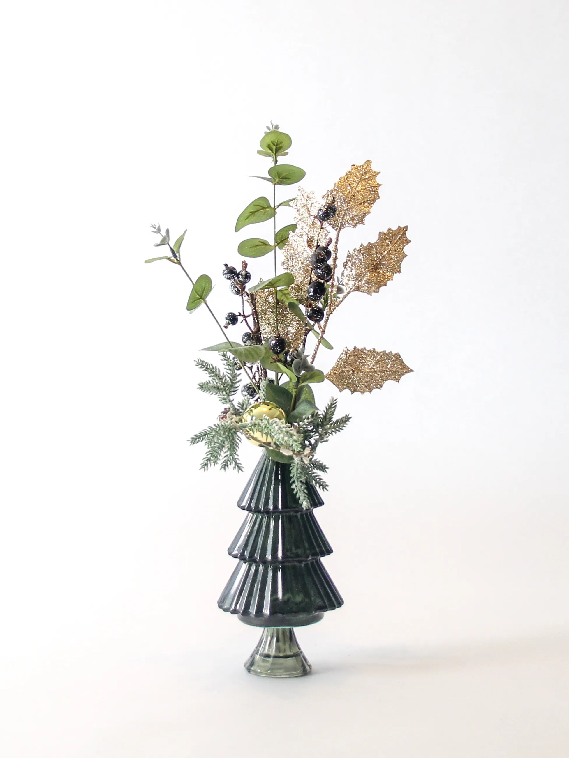 Zijden kerstboeket Frosted Pine met sparkle blackberry stelen in groene glazen vaas in kerstboomvorm – 45 cm hoog