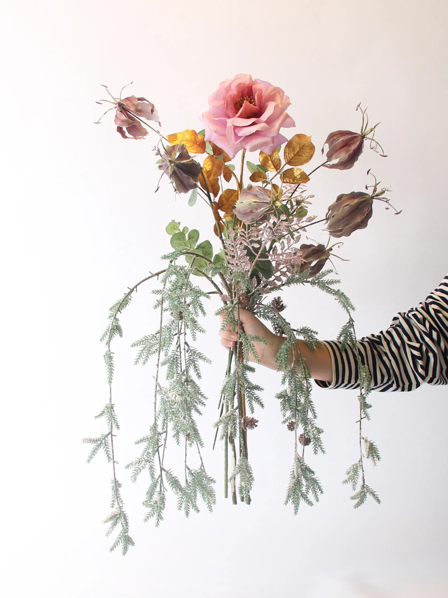 Zijden boeket Halo met besneeuwde dennentak en oudroze rozen in beige vaas – 75 cm hoog