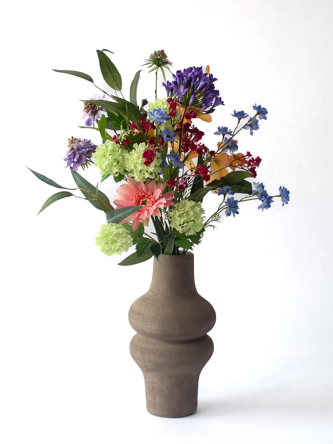Zijden boeket Lola met Lathyrus peach en Scabiosa paars