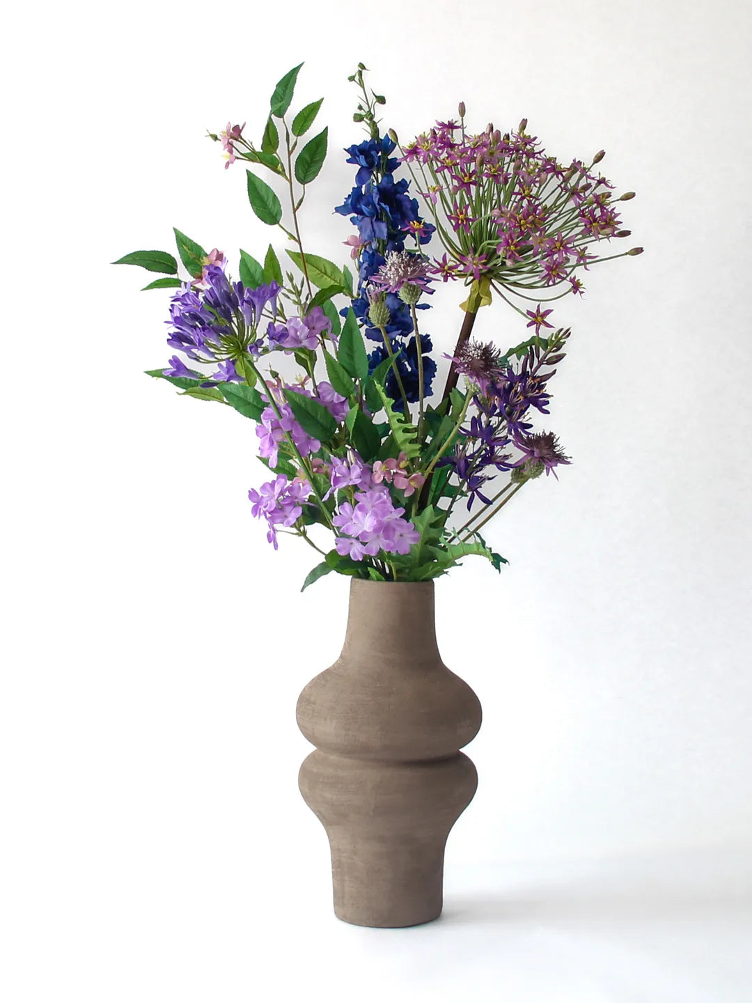 Zijden boeket Nora met paarse Allium en blauwe Delphinium