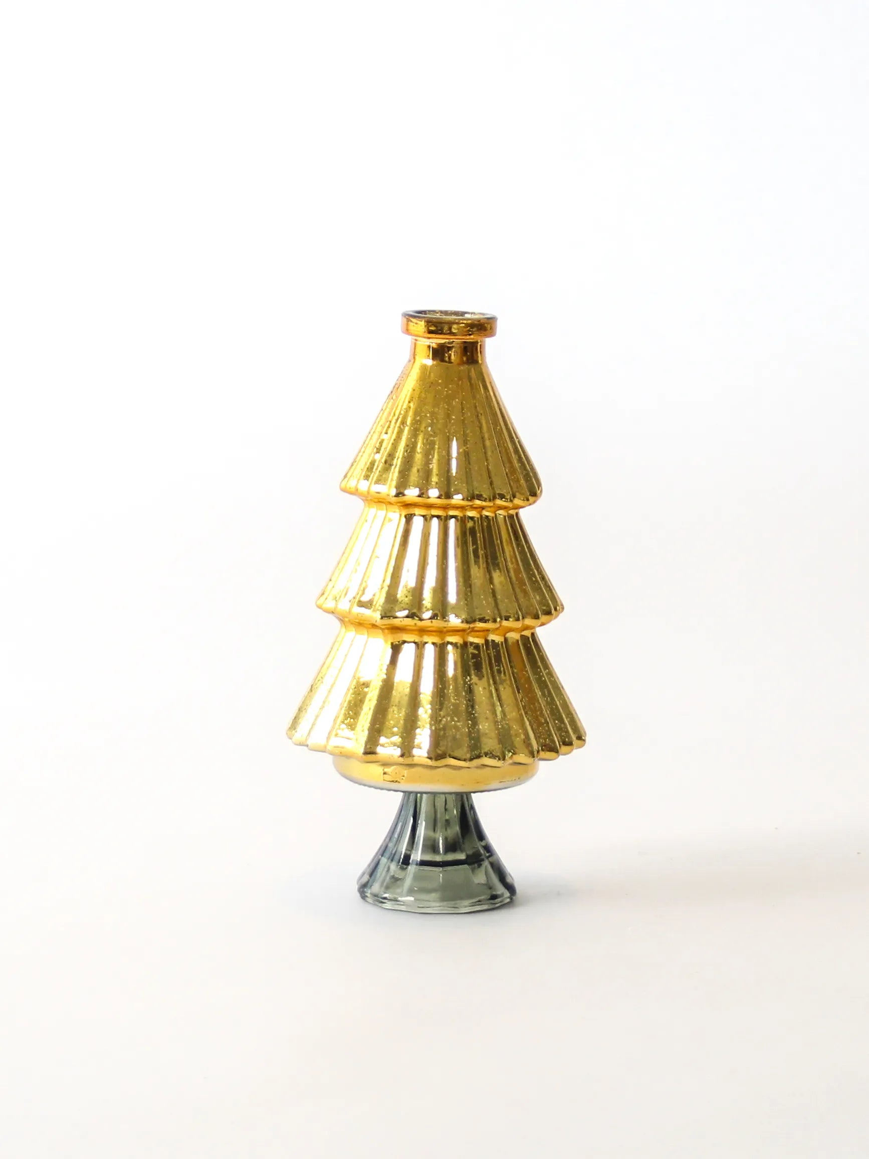 Zijden boeket Silent Star met elzentak gold en besneeuwde Pinus in gouden glazen kerstboomvaas – 40 cm hoog