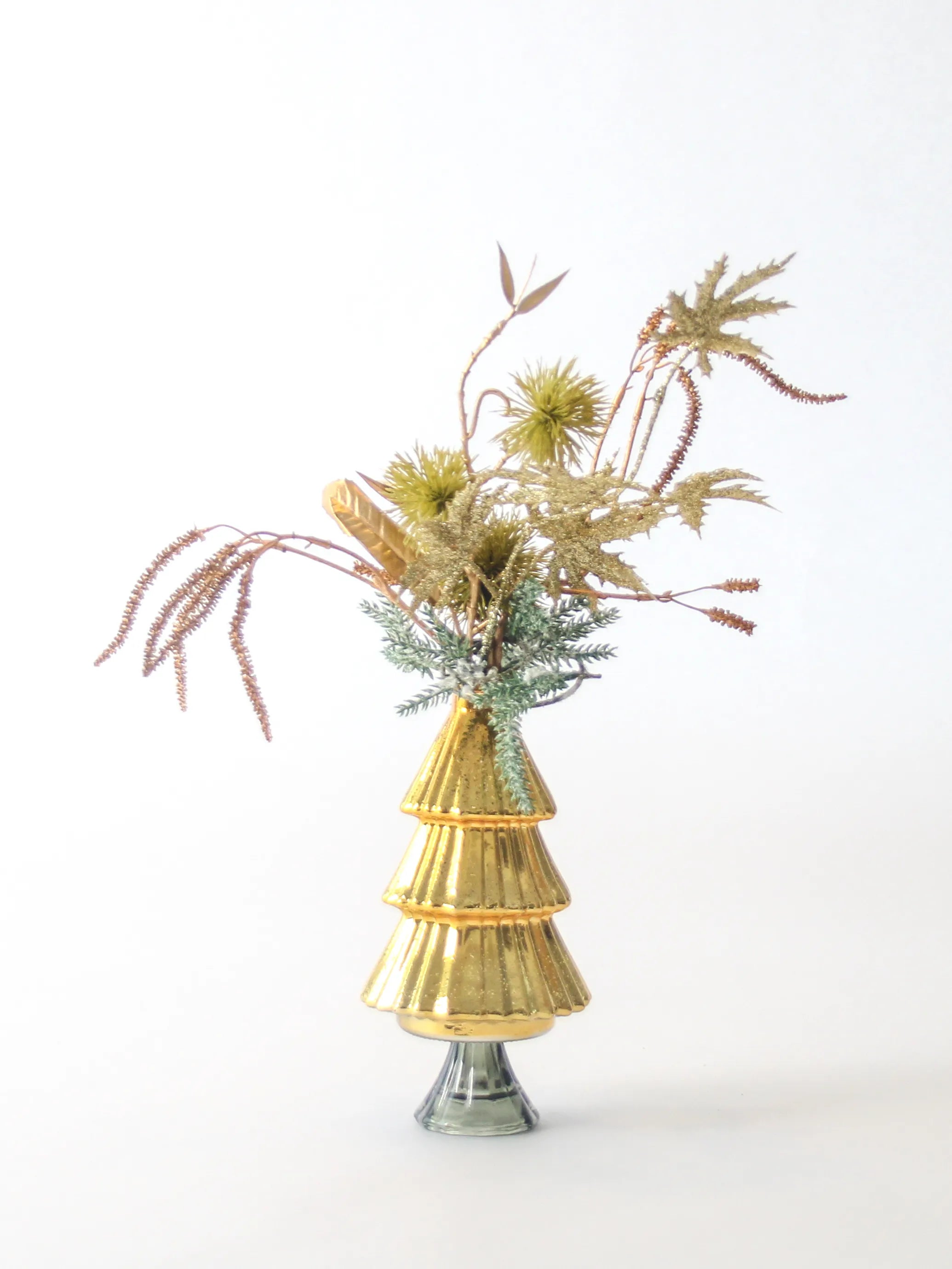 Zijden boeket Silent Star met elzentak gold en besneeuwde Pinus in gouden glazen kerstboomvaas – 40 cm hoog