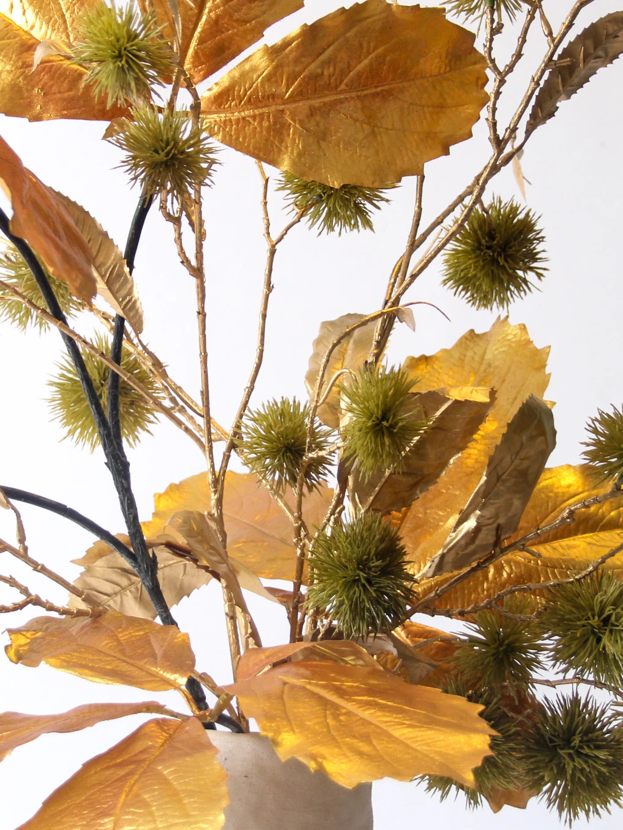 Zijden boeket Whisper met gouden bladeren en groene accenten in neutrale vaas – 90 cm hoog