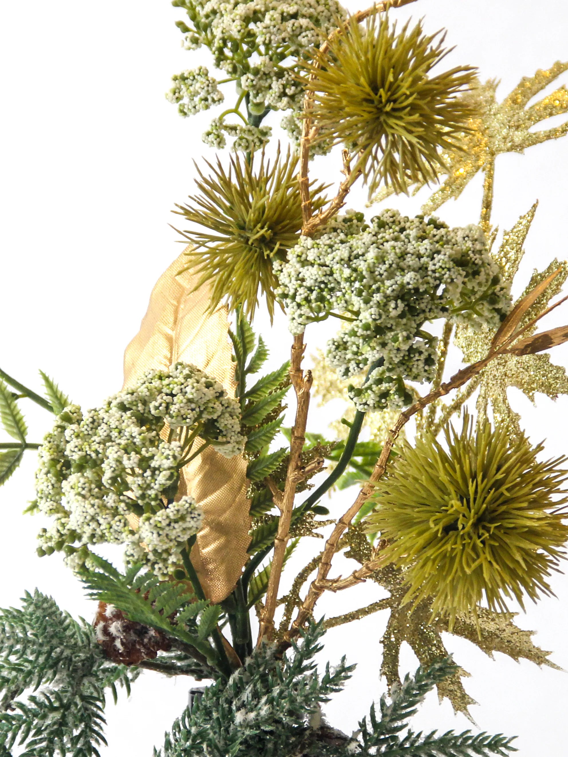 Zijden boeket Winter Glow met Achillea cream, Plataanblad goud en kerstbal in donkergroene kerstboomvaas – 45 cm hoog