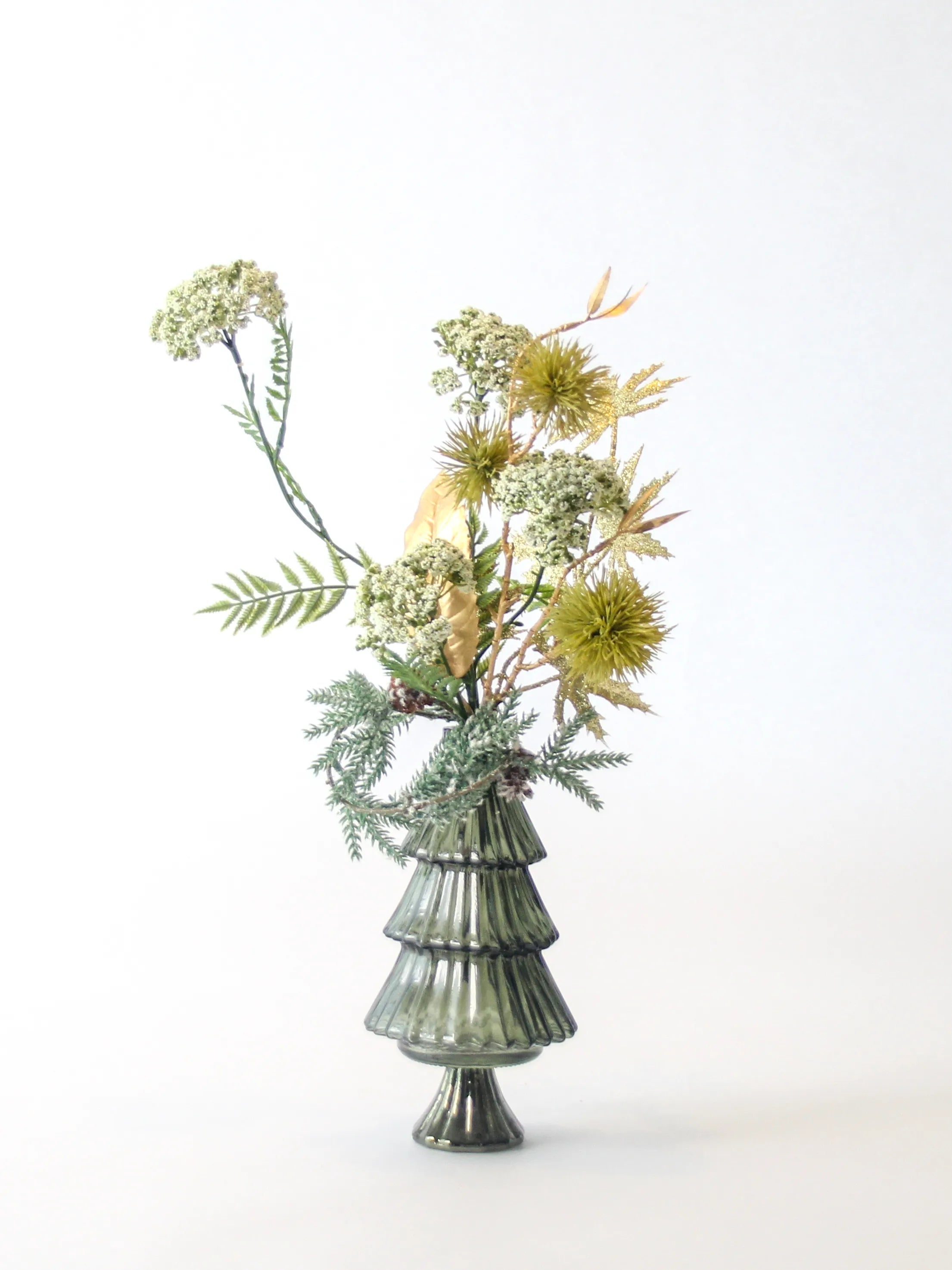 Zijden boeket Winter Glow met Achillea cream, Plataanblad goud en kerstbal in donkergroene kerstboomvaas – 45 cm hoog