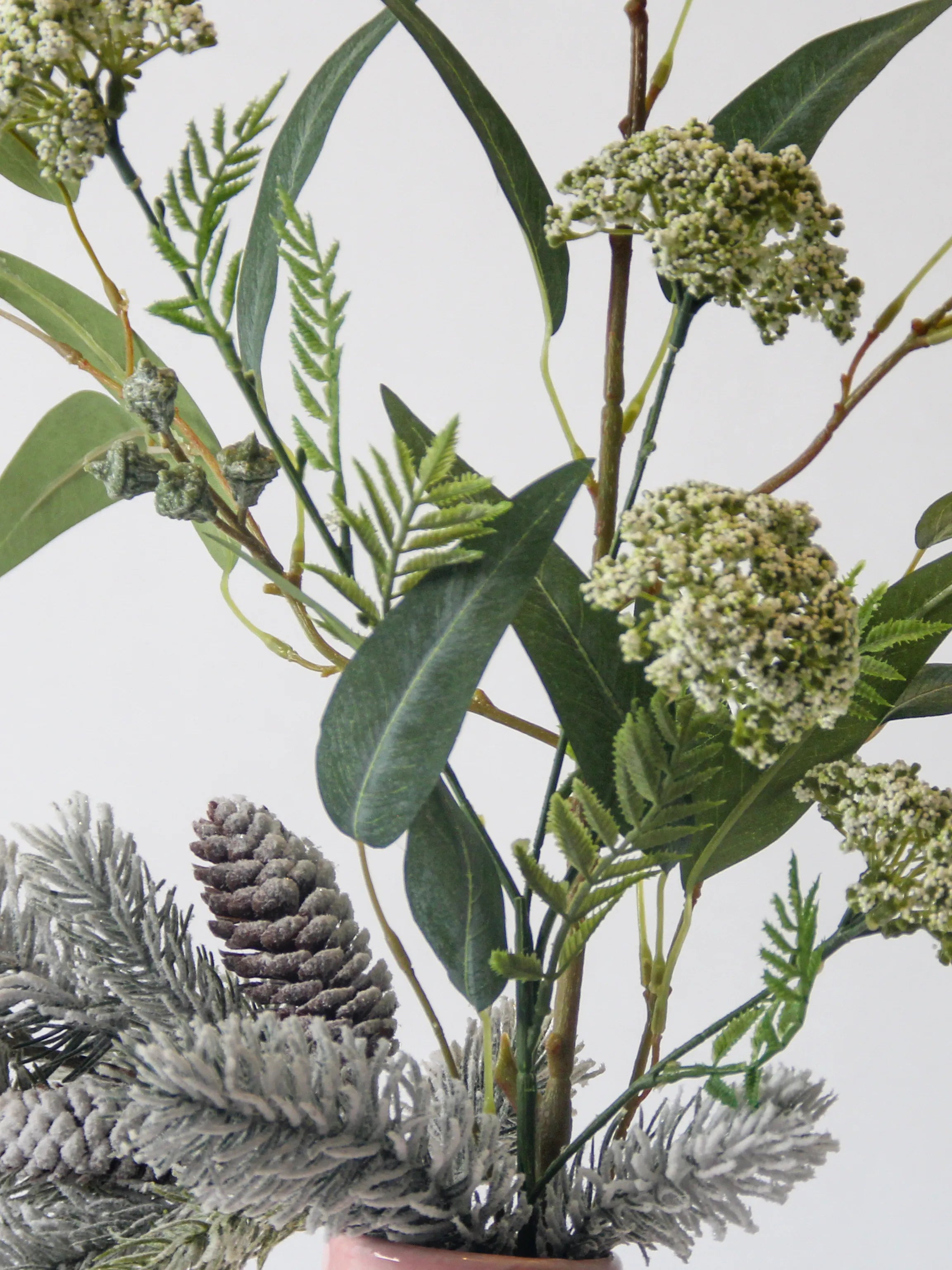 Zijden boeket Winter Romance met besneeuwde Nordman-tak en crème Achillea in roze vaas – 75 cm hoog