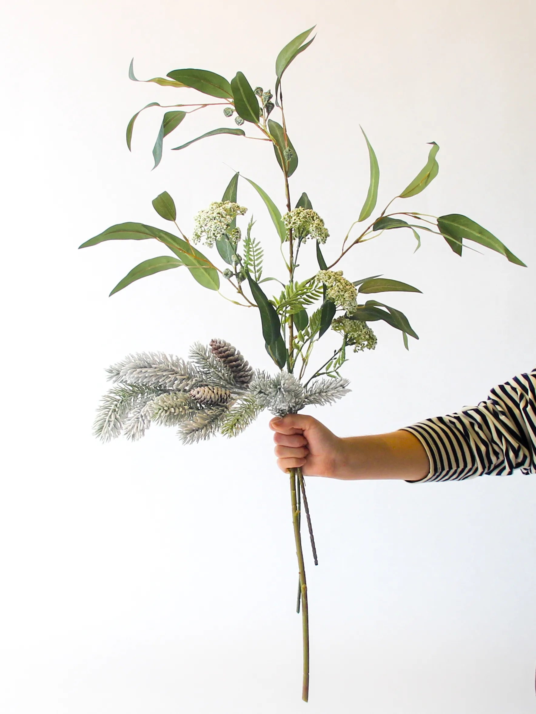 Zijden boeket Winter Romance met besneeuwde Nordman-tak en crème Achillea in roze vaas – 75 cm hoog